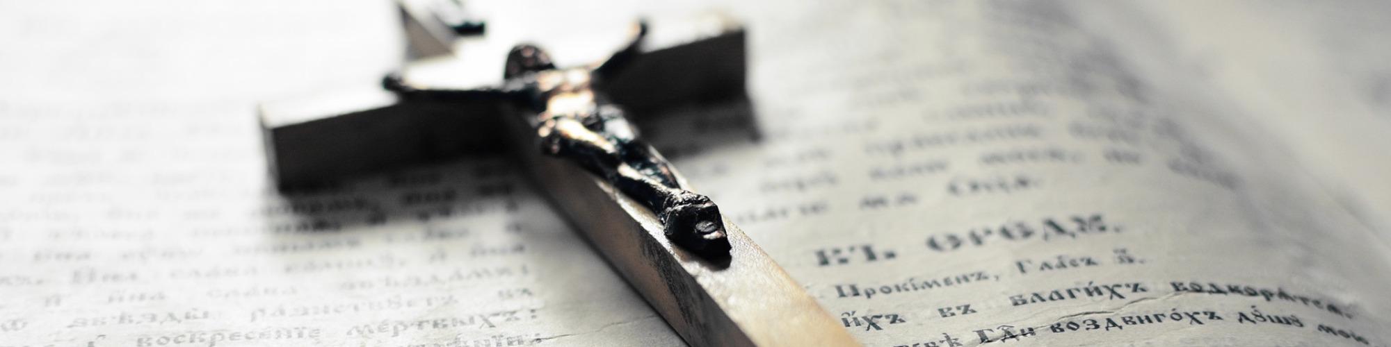 Krzyż leżący na otwarym Piśmie Świętym